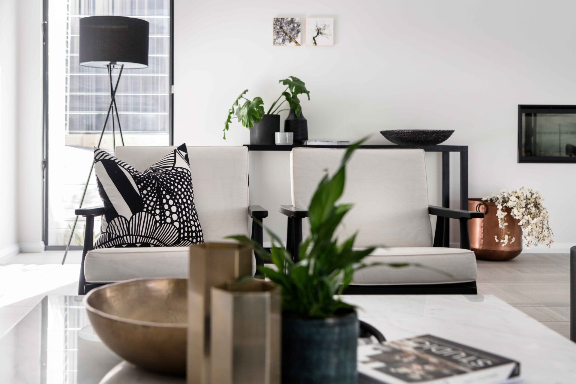 Living area with plants and flowers 